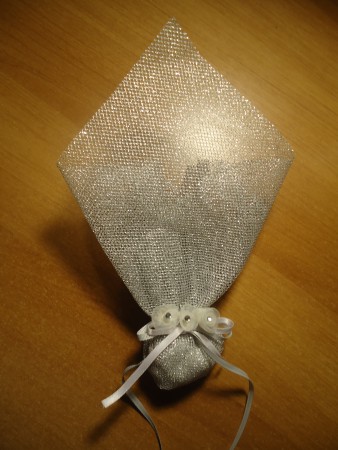 Ασημί τούλι με τρία λουλουδάκια