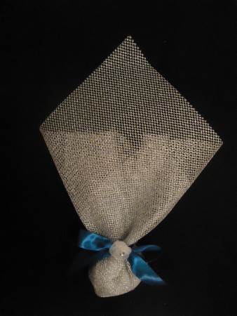 Ασημι τούλι με μπλέ κορδέλα και λουλουδάκι